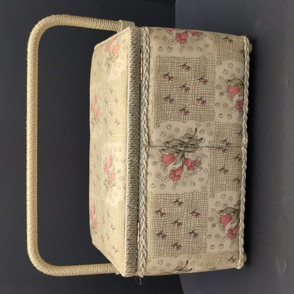 VGT,Cream,Floral,Woven Handle Sewing Basket. - Picture 4 of 15